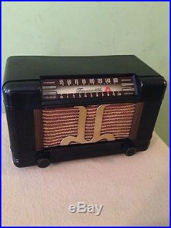Vintage 1940's Farnsworth ET-064 Bakelite 6 Tube Radio (WORKS GREAT)