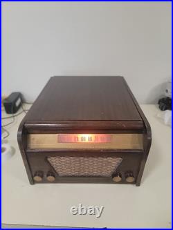 Vintage 1940s Trav-ler tube radio Record Player Powers On