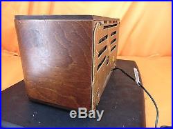 Vintage 1942 ZENITH 5D2611 Wood Cabinet TUBE RADIO SIMPLE & SHARP LOOKING