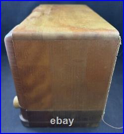Vintage 1945 Harold Lifton 92-1 Wood Table Tube Radio Made in USA