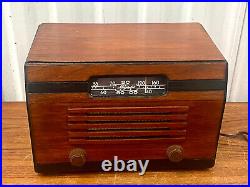 Vintage 1946 Majestic 5A430 Table Top Tube Radio Wooden Case Works Well