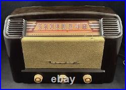 Vintage 1949 Bendix 65P4U Bakelite Table Tube Radio Made in USA
