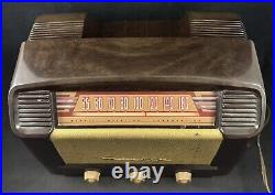 Vintage 1949 Bendix 65P4U Bakelite Table Tube Radio Made in USA