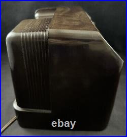 Vintage 1949 Bendix 65P4U Bakelite Table Tube Radio Made in USA
