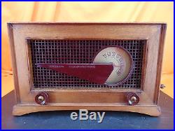 Vintage 1949 PHILCO 49-506 WEDGE Walnut Tabletop TUBE RADIO DRAMATIC STYLING
