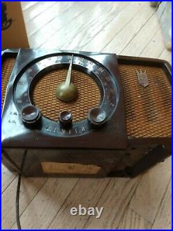 Vintage 1950's Zenith Bakelite Tube AM / FM Radio 7H04