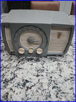 Vintage 1950s Zenith Y723 Tube AM-FM Table Radio-Works Good