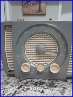 Vintage 1950s Zenith Y723 Tube AM-FM Table Radio-Works Good