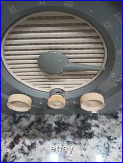 Vintage 1950s Zenith Y723 Tube AM-FM Table Radio-Works Good