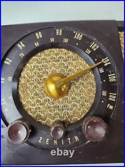Vintage 1951 Zenith AM/FM Radio Tube Radio Model H72322 Bakelite Case