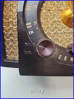 Vintage 1951 Zenith AM/FM Radio Tube Radio Model H72322 Bakelite Case