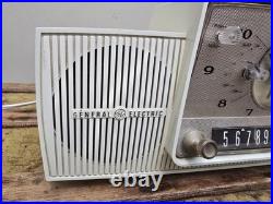 Vintage 1957 GE Clock Radio Model 912D Tube AM White Mid Century Modern WORKING