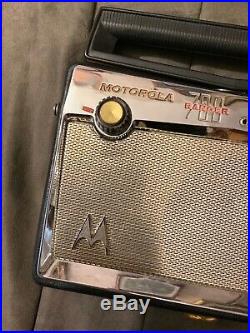 Vintage 1957 Motorola Ranger 700 Portable Tube AM Radio withBakelite Antenna