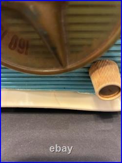 Vintage 1959 Traveler Model T-204 AM Tube Radio Turquoise & Ivory Cabinet. RARE