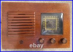 Vintage 20th Century Tabletop Tube Radio Works