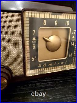 Vintage 50s Radio Gold Admiral Bakelite Vaccumm Tube AM Radio 1953 Model 5F31N