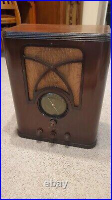 Vintage American Bosch Model 565 Tombstone Style Tube Radio