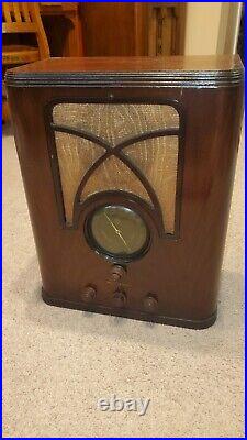 Vintage American Bosch Model 565 Tombstone Style Tube Radio