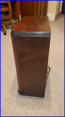 Vintage American Bosch Model 565 Tombstone Style Tube Radio