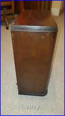 Vintage American Bosch Model 565 Tombstone Style Tube Radio