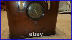 Vintage American Bosch Model 565 Tombstone Style Tube Radio