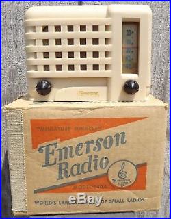 Vintage Art Deco 1947 Emerson Midget Tube Radio 540-A Ivory Nice shape with box