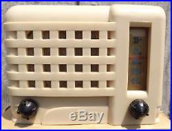 Vintage Art Deco 1947 Emerson Midget Tube Radio 540-A Ivory Nice shape with box