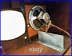 Vintage Detrola Model 146 Table Top Tube Radio With Walnut Cabinet