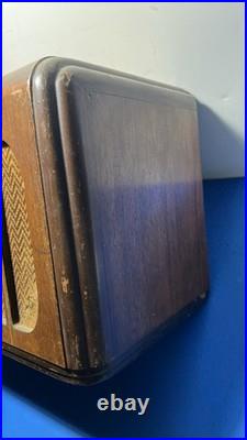 Vintage General Electric GE E-72 Tube Radio Wooden Cabinet 1930s Powers On