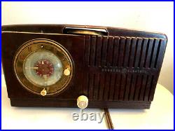 Vintage General Electric model 521F Bakelite tube AM Radio 1946 art deco