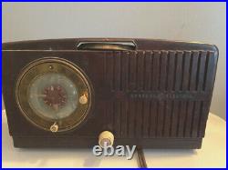 Vintage General Electric model 521F Bakelite tube AM Radio 1946 art deco