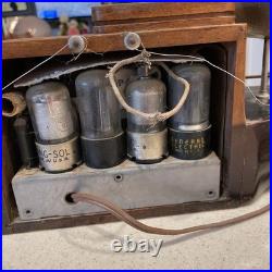 Vintage Melody Majestic Cruiser 1941 Radio Model Powers On Vintage Melody Majestic Cruiser 1941 Radio Model Powers On