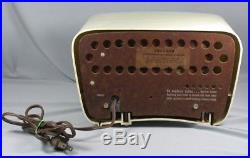 Vintage Mid Century 1950s Jet Age Bakelite Trav-ler T202 Tube Radio