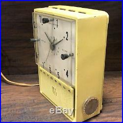 Vintage Mid Century Motorola Wall Mount Clock / Radio / Model 52 CW 1 52cw1