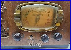 Vintage -Motorola, Superheterodyne Chasis, Type 5-2, 64-H-37897, Tube Wood Radio