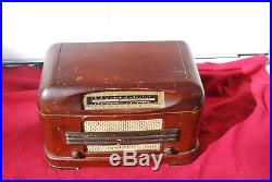 Vintage Philco Model 46-132 Tube Battery Radio