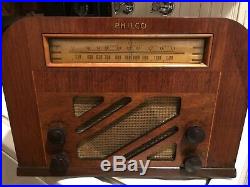 Vintage Philco wood radio model 40-130 plays well, very good condition