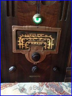 Vintage RCA Victor 8T Tombstone 3 Band 8 Tube Radio