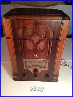 Vintage RCA Victor 8T Tombstone 3 Band 8 Tube Radio
