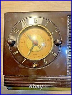 Vintage RCA Victor table top am tube clock radio 1952