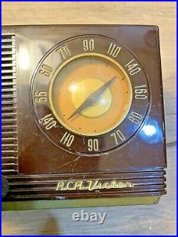 Vintage RCA Victor table top am tube clock radio 1952