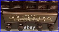 Vintage Raytheon Bakelite Tube Radio Model A-8AF2B Series A