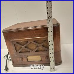 Vintage Silvertone Tube Radio & Turntable Wood Case Power Tested Vintage Silvertone Tube Radio & Turntable Wood Case Power Tested