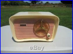 Vintage Traveler T-201 Plaskon tube radio. Not Bakelite. MINT. WORKS