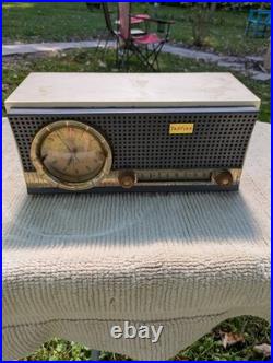Vintage Travler Tube Radio AM super heterodyne MCM White Working