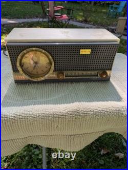 Vintage Travler Tube Radio AM super heterodyne MCM White Working