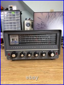 Vintage Trio JR-200 Communication Receiver Radio Tube Audio Powers On Needs Work