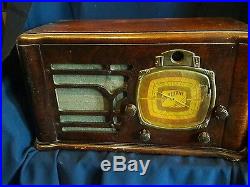 Vintage Truetone Model D-724 Tube Table Radio Wood Case