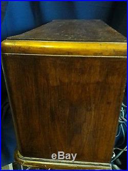 Vintage Truetone Model D-724 Tube Table Radio Wood Case