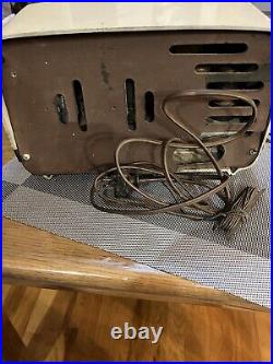 Vintage Tube radio very good condition for its age, Works. DWK